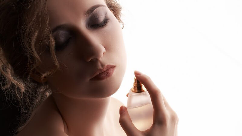 Wir geben Tipps zum angemessenen Auftragen von Parfum und verraten außerdem, wie Sie sich dieses lange erhalten