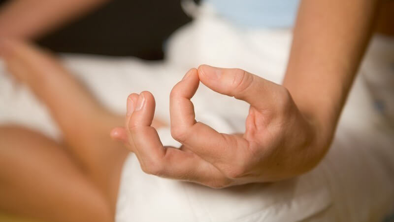 Die Finger sind mit bestimmten Energiezentren des Körpers verbunden, welche Einfluss auf Gefühle und Fähigkeiten haben