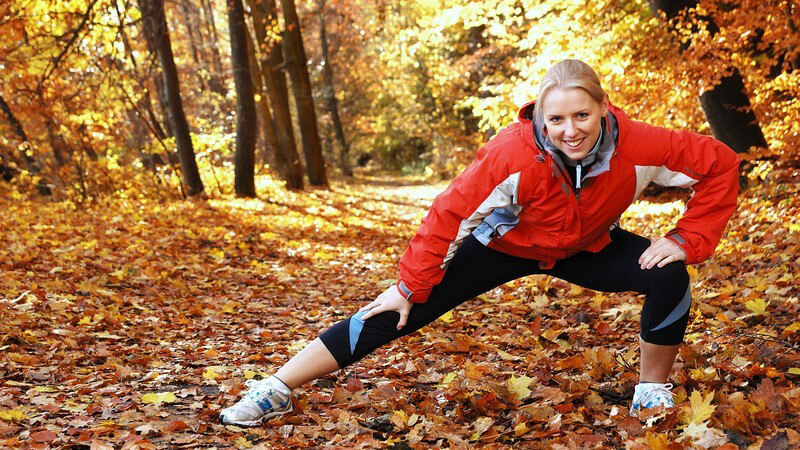 Sowohl vor, als auch nach dem Nordic Walking sollte man sich ein paar Minuten Zeit nehmen - wir haben Tipps für die richtigen Aufwärm- und Dehnübungen