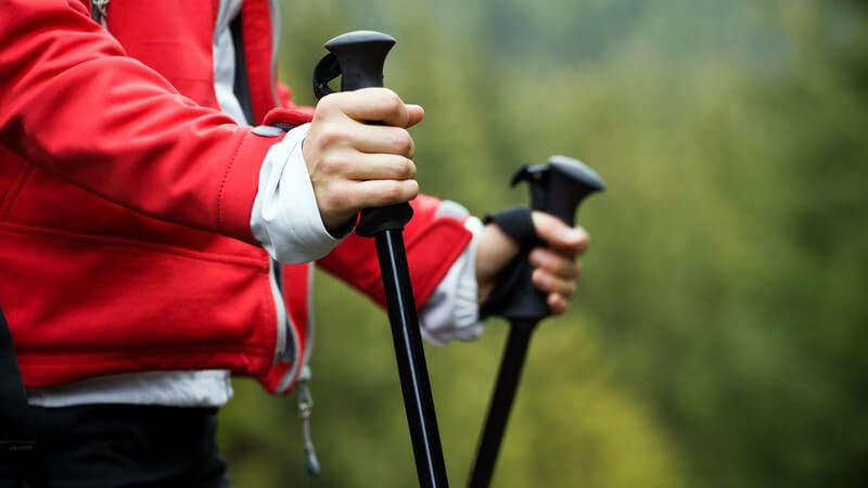 Anfänger im Bereich des Nordic Walkings sollten vor Trainingsbeginn entsprechend ausgerüstet sein und versuchen, die hier aufgeführten Einsteigerfehler zu vermeiden