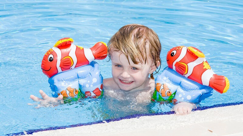 Vor- und Nachteile von Schwimmflügeln und anderen Schwimmhilfen