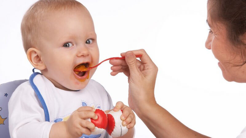 Wichtige Inhaltsstoffe für die Babynahrung nach dem Abstillen - Babybrei kann man fertig kaufen oder mit wenigen Zutaten auch selbst kochen