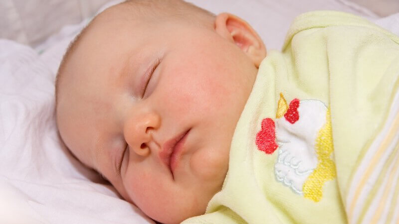 Der Schlafrhythmus von Babys unterscheidet sich deutlich vom Rhythmus erwachsener Menschen - damit Säuglinge und Kinder gut (ein)schlafen, sollten Eltern einige Tipps beherzigen