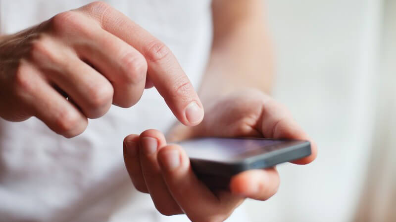 Beispiele beliebter Abkürzungen beim Simsen - Mit dem Handy oder Smartphone lässt es sich auch über SMS flirten; dabei sollte man über Abkürzungen und Zeichen Bescheid wissen