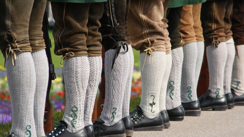 Zu einem gelungenen Trachten-Outfit gehören stilechte Schuhe, Schmuckstücke und der Janker