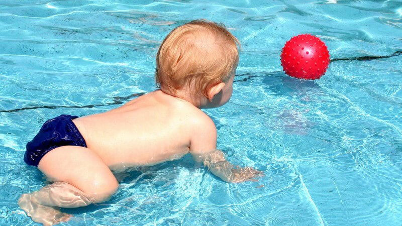 Wie man sein Kind im Schwimmbecken ideal stützen kann