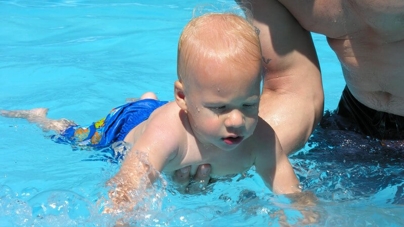 Beispielhafte Schwimmübungen für Säuglinge und Kleinkinder