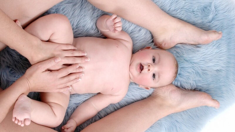 Das Baby sollte nur bei vollkommender Gesundheit massiert werden; optimal ist eine Viertelstunde