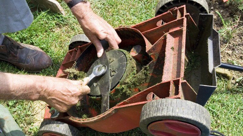 Je nach Rasenmähertyp kann es z.B. zu einer defekten Zündkerze oder einem abgebrochenen Auffangkorb kommen - mit ein bisschen Geschick kann die Reparatur selbst durchgeführt werden