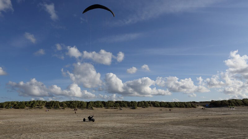 Das Kitebuggyfahren als Land-Alternative des Kitesurfens