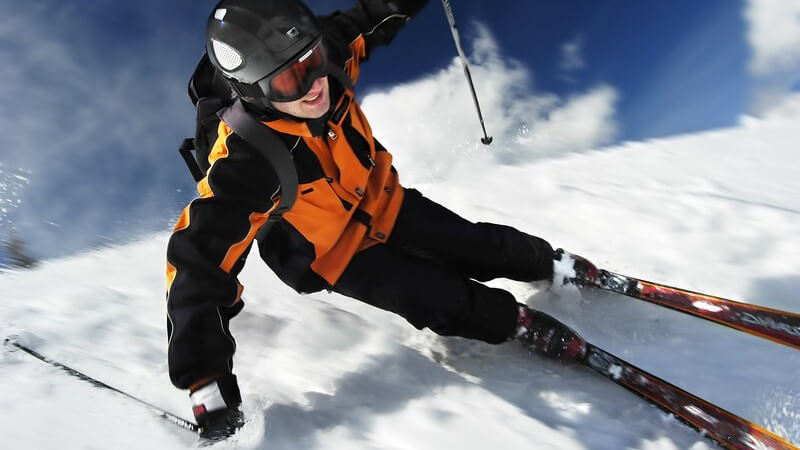 Als sportliche Voraussetzung ist eine professionelle Ausbildung im Super-G oder Abfahrtslauf von großem Vorteil