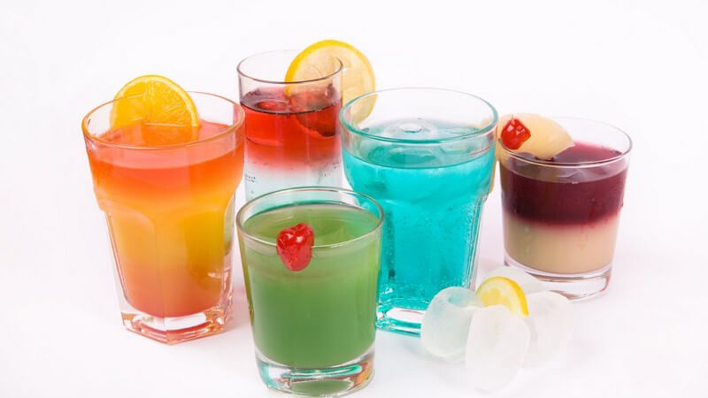 Am häufigsten finden Orangen- und Kirschsaft in Cocktails Verwendung