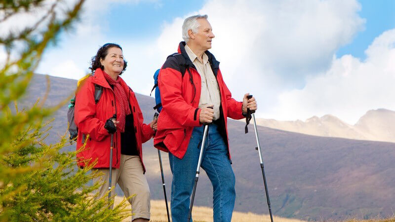 Durch das Nordic-Walking auf weicheren Böden werden mehrere Muskelgruppen beansprucht; sie eignen sich besser als Asphalt