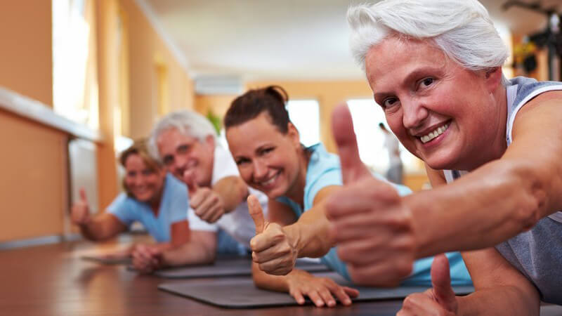 Ein Gruppentraining eignet sich für Senioren am besten - man sollte vor allen Dingen auf gelenkschonendes Training achten