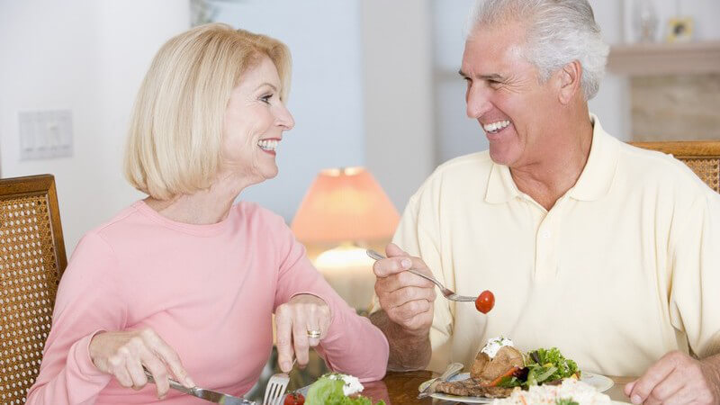 Vorbereitungen für das erste Treffen mit den Schwiegereltern - von der Begrüßung über passende Gesprächsthemen bis hin zum richtigen Verhalten beim Essen