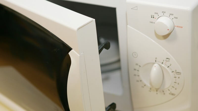 Mikrowellen gelten als schnelle Helfer in der Küche - wofür man sie nutzt und was dabei beachtet werden sollte, zeigen wir Im Folgenden
