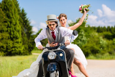 Nach der Hochzeit gibt es einiges an Papierkram zu erledigen - gleichzeitig kann es in der Beziehung zu den ersten Problemen kommen; wir geben Ratschläge zum richtigen Umgang