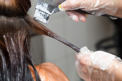 Wir geben Tipps zu verschiedenen Arten des Haarefärbens und erklären den Unterschied zwischen Tönen und Färben