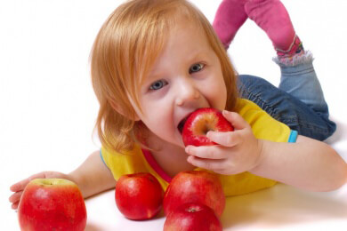 Wir geben Tipps, um seinem Kind einen bewussteren Lebensstil anzuerziehen - dabei muss gesundes Essen nicht immer vollwert sein