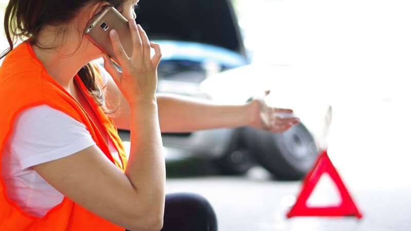 Was sollte bei der Starthilfe beachtet werden und wie geht man vor, damit das Abschleppen eines Wagens sicher gelingt?