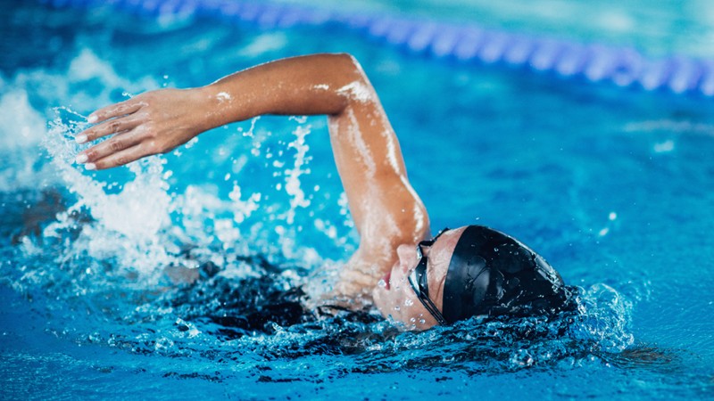 Schwimmerin beim Kraulschwimmen