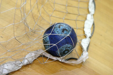 Handball ist eine Sportart, welche die körperliche und die geistige Fitness durch ein umfassendes Training verlangt