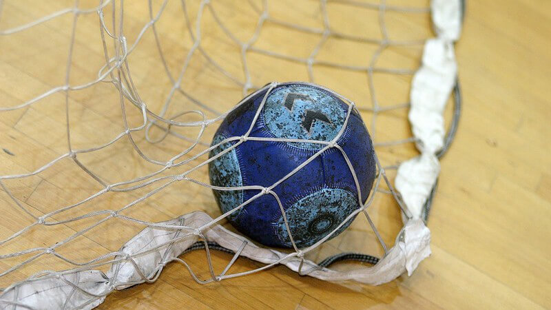 Handball ist eine Sportart, welche die körperliche und die geistige Fitness durch ein umfassendes Training verlangt
