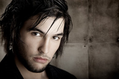 Neben Ringen und Halsketten, sind besonders typgerechte Armbänder bei Männern sehr beliebt