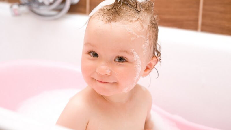 Hilfreiche Tipps, wie Sie sich das Haarewaschen bei Kleinkindern erleichtern