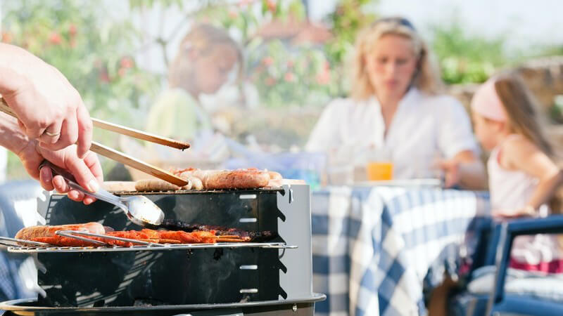 Wer grillt, benötigt eine Menge Zubehör - damit die Grillfreude lange währt, sollte man bei der Auswahl auf gute Qualität achten