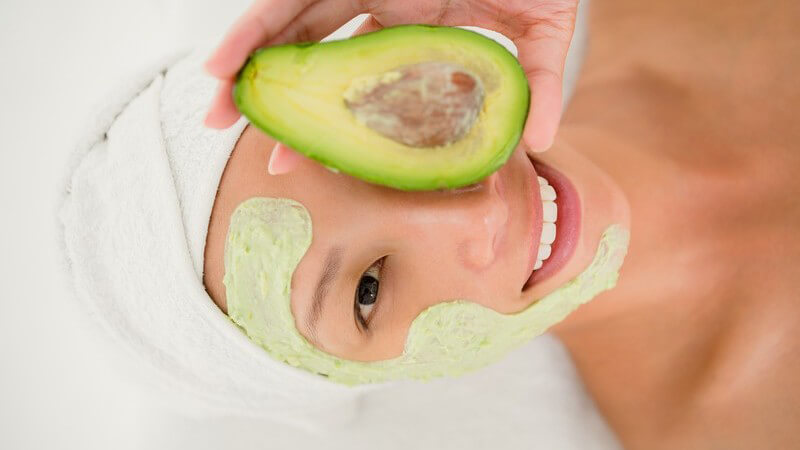 Avocadoöl eignet sich für jeden Hauttyp und findet vielfältigen Einsatz