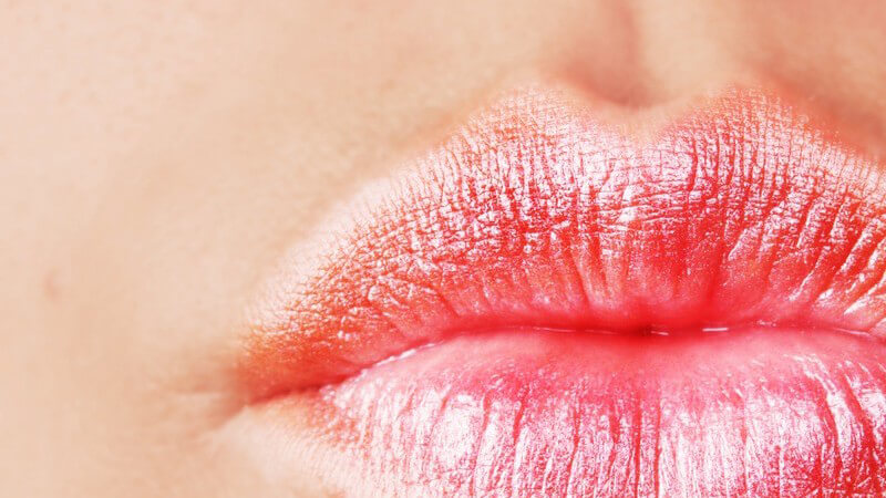 Wer seine Lippen für den besodneren Auftritt auffällig verschönern möchte, kann zu temporären Lippen-Tattoos greifen