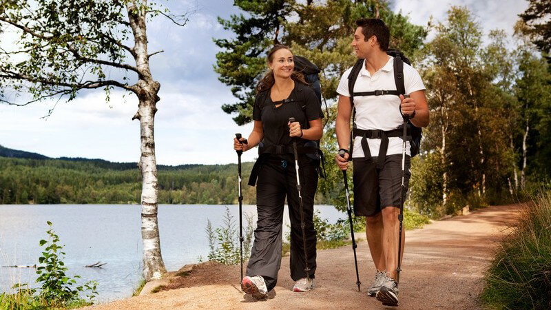 Nordic-Walking-Stöcke sollten von hochwertiger Qualität sein - man unterscheidet fixe und verstellbare Modelle