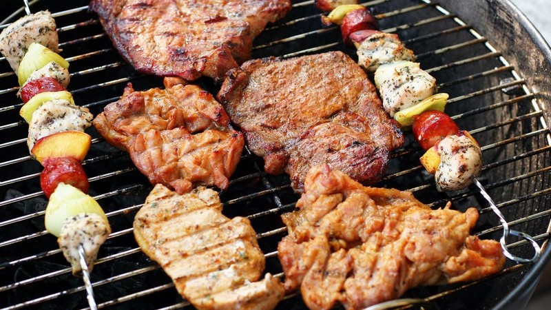 Zum beliebtesten Grillgut der Deutschen zählt sicherlich das Fleisch - doch es gibt unzählige weitere leckere Gerichte - wichtig sind auch die passenden Gewürze