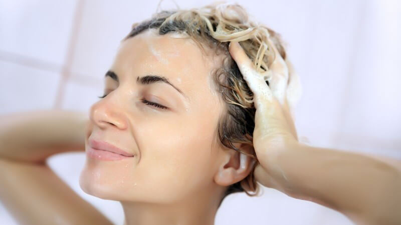 Mit 2-in-1 Shampoos lässt sich theoretisch Zeit sparen - sie sind aber nicht für jeden Haartyp geeignet