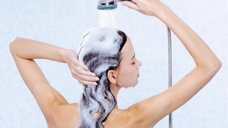 Peeling-Shampoo befreit sowohl die Haare als auch die Kopfhaut von Rückständen und Ablagerungen