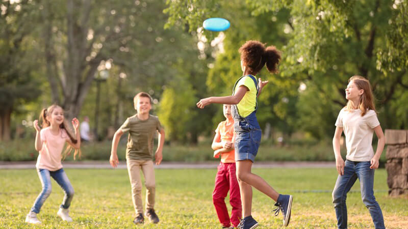 Wie sich die freundschaftlichen Beziehungen bei Kindern und Teenies entwickeln und äußern und wie man seinem Nachwuchs dabei helfen kann, Freunde zu finden