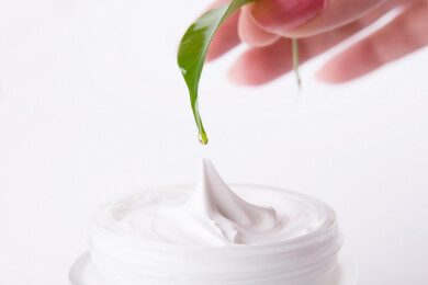 Handcreme einfach selbst herstellen und Hände sowie Nägel damit verwöhnen