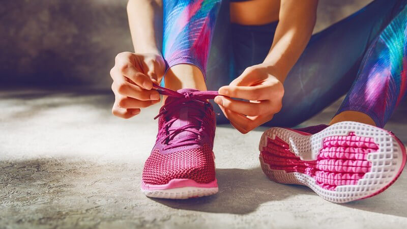 Ob Kind oder Erwachsener, das Binden der Schuhe kann mit unseren Tipps jeder erlernen