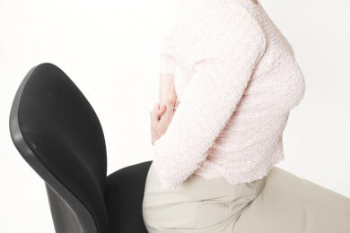 Verbessern Sie Ihre Körperhaltung, um einen flacheren Bauch zu bekommen