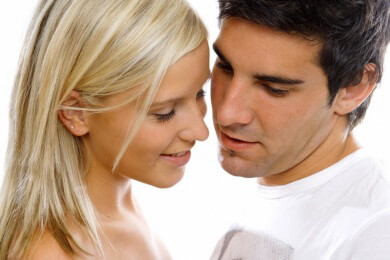 Wenn man sich in die oder den Ex des besten Freundes bzw. der besten Freundin verliebt, kann das die Freundschaft auf die Probe stellen