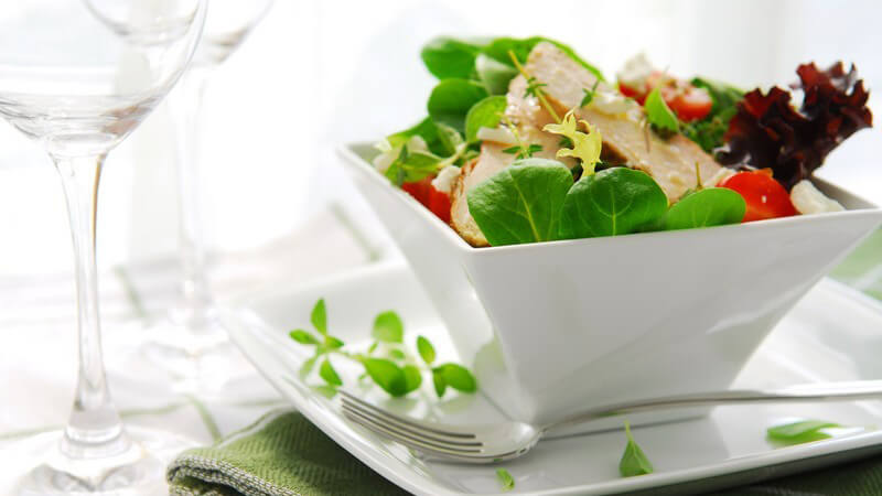 Ob kalt, ob warm, ob Salat oder Suppe - ein Menü startet stets mit einer Vorspeise; dabei gibt es je nach Land unterschiedliche Bräuche