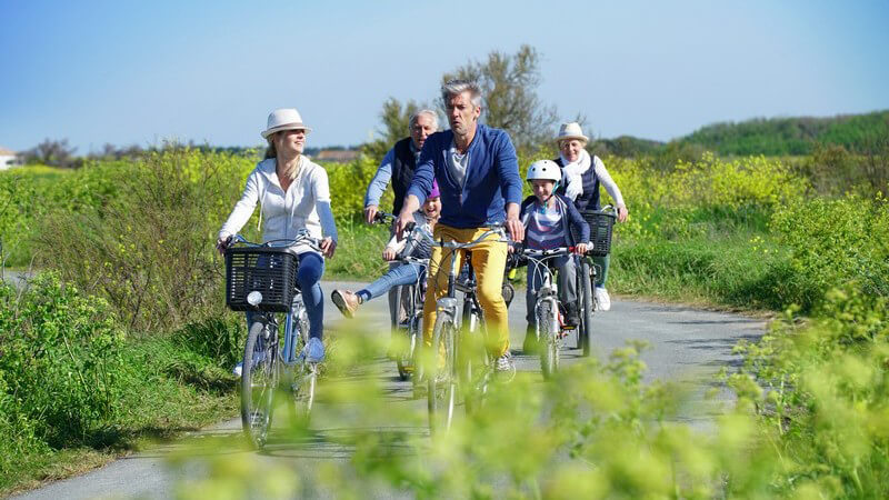 Verwandte gehören zur Familie; dabei unterscheidet man die nahen von den entfernten Verwandten - das Verhältnis erkennt man u.a. durch bestimmte Vorsilben