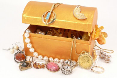 Herstellung, Pflege und Kombinationsmöglichkeiten von Glasschmuck