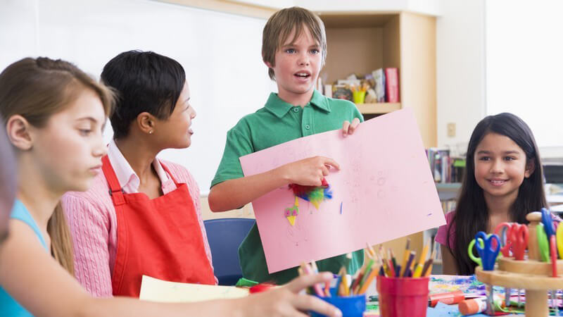 Worauf es bei Schulkleidung für Kinder ankommt und wo Schuluniformen verbreitet sind