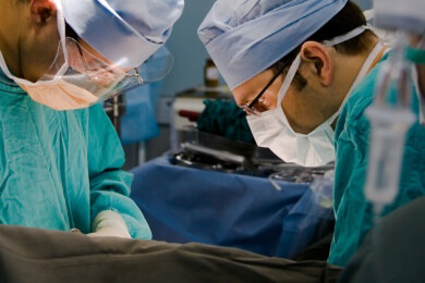 Regelmäßig wiederkehrende sowie antibiotikapflichtige Entzündungen gelten als Indikation - Für einen schnelleren Heilungsverlauf und weniger Risiken werden neue Methoden angewandt