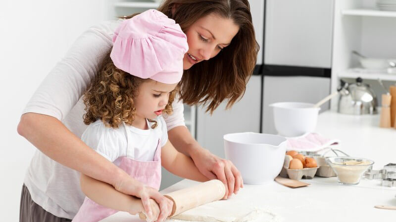 Zu den typischen Zutaten, die man fürs Backen benötigt, zählen Backhefe, Backpulver, Gelatine, Citronat oer auch Sahnesteif