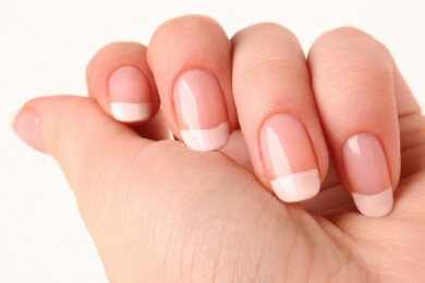 Wir geben Tipps zur Maniküre generell sowie zum Selbermachen der French Manicure