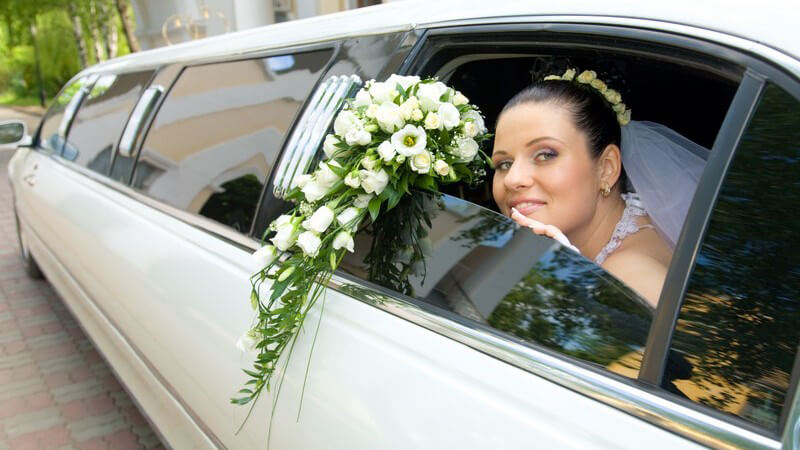 Das geschmückte Hochzeitsauto dient dem Transport des Brautpaars nach der Hochzeit; häufig werden besondere Wagen wie Oldtimer verwendet