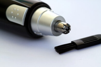 Lästige Ohrhaare lassen sich professionell und dauerhaft oder selbstständig mit verschiedenen Hilfsmitteln beseitigen